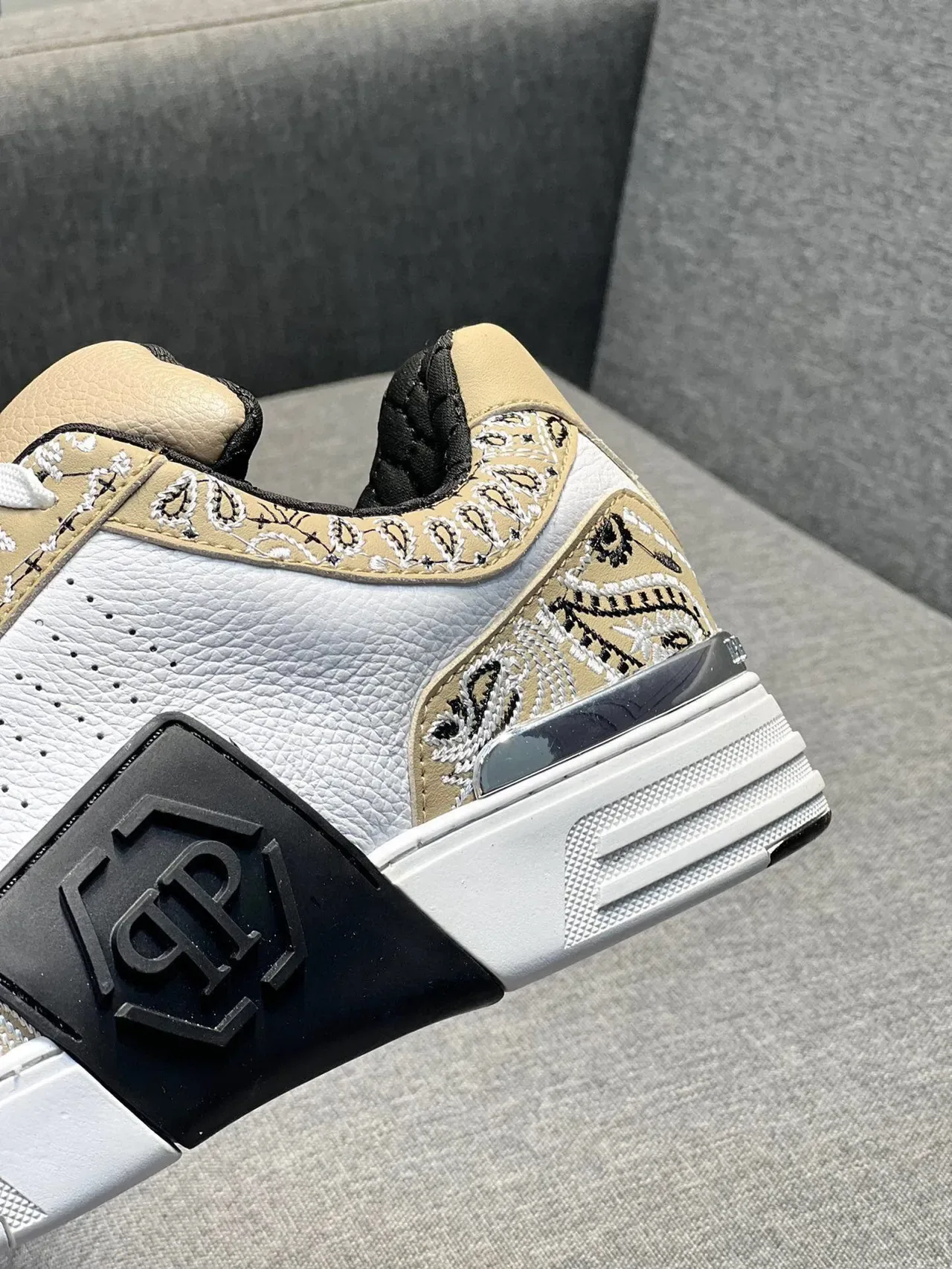 Sneakers lifestyle beige et blanc avec détail brodé paisley 4