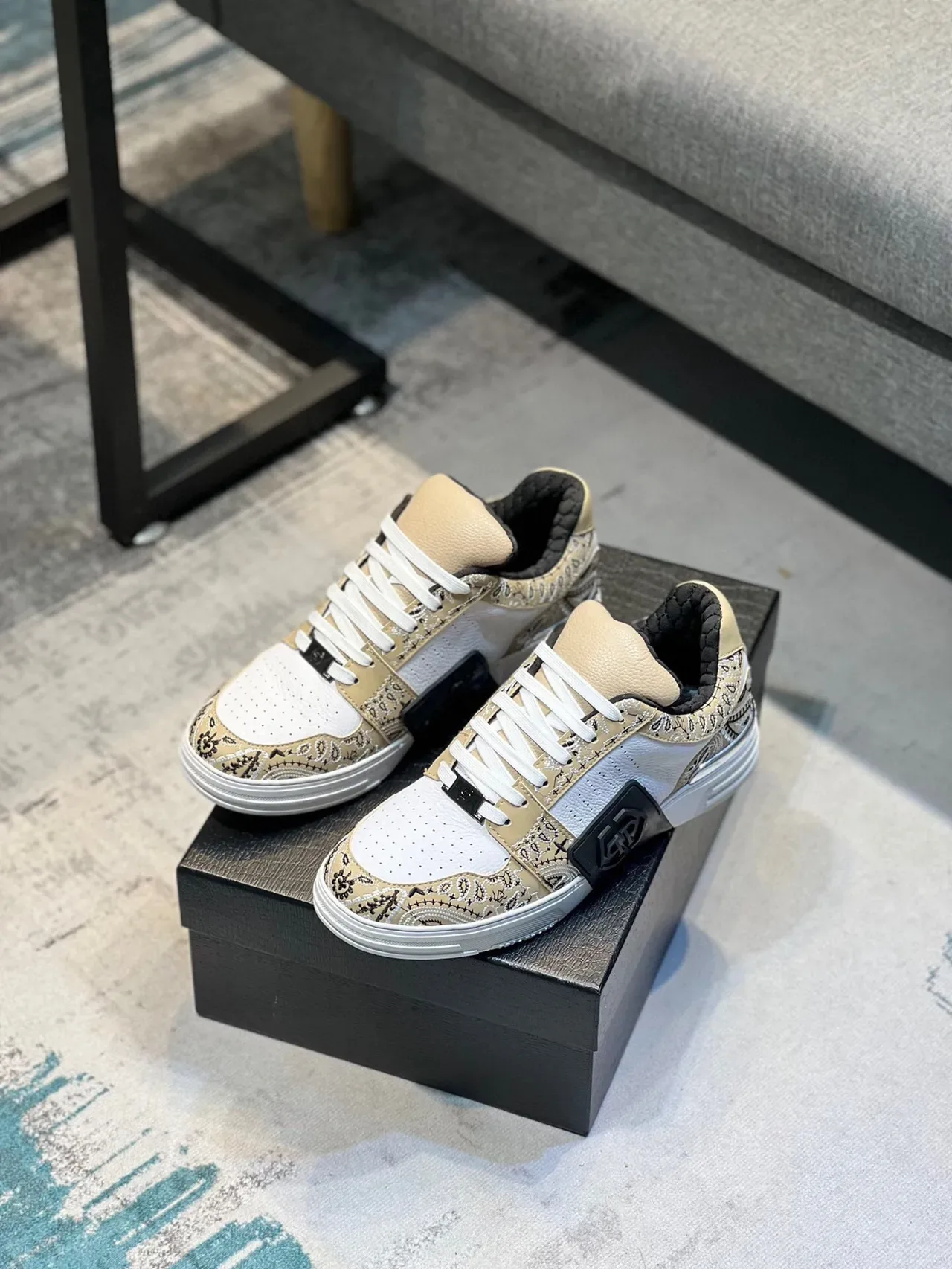 Sneakers lifestyle beige et blanc avec détail brodé paisley 5