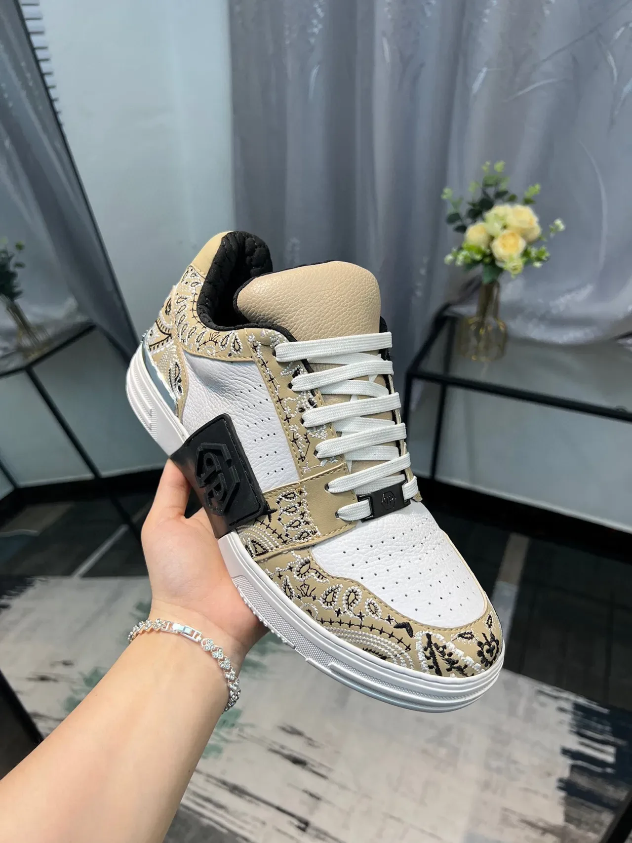 Sneakers lifestyle beige et blanc avec détail brodé paisley 6
