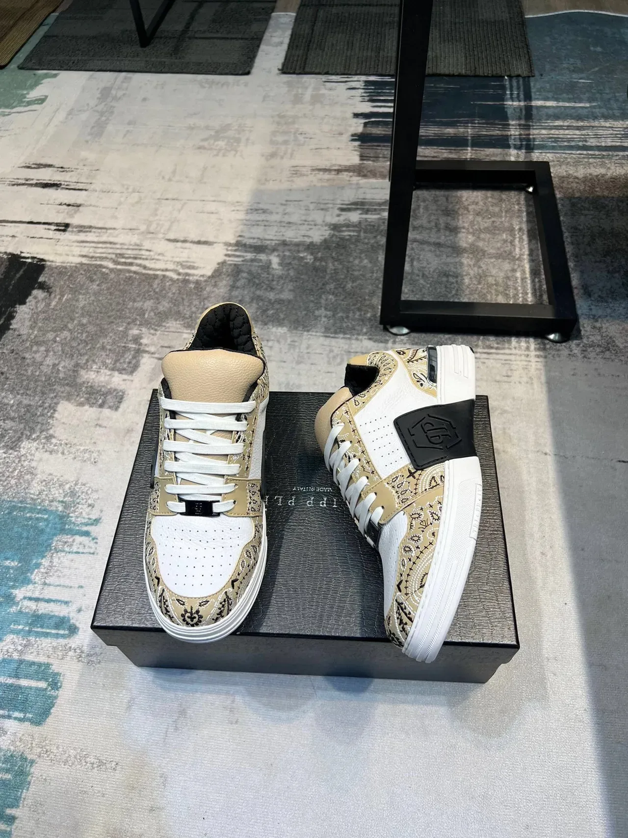 Sneakers lifestyle beige et blanc avec détail brodé paisley 7