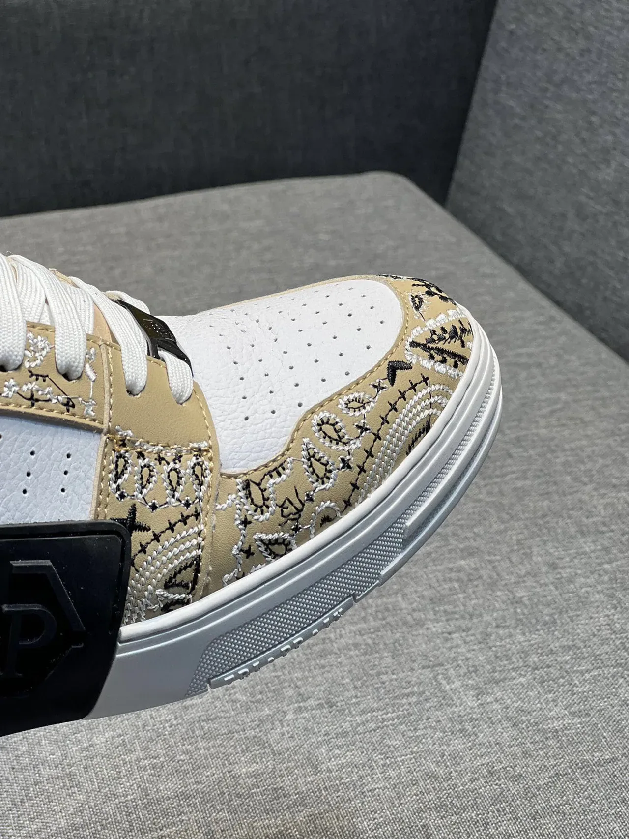 Sneakers lifestyle beige et blanc avec détail brodé paisley 8
