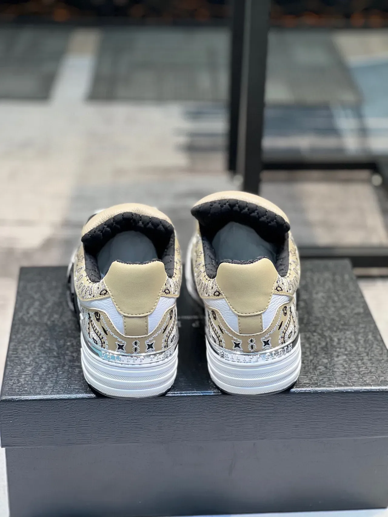 Sneakers lifestyle beige et blanc avec détail brodé paisley 9
