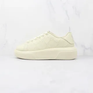 Zapatillas de plataforma beige con patrón de monograma embossado
