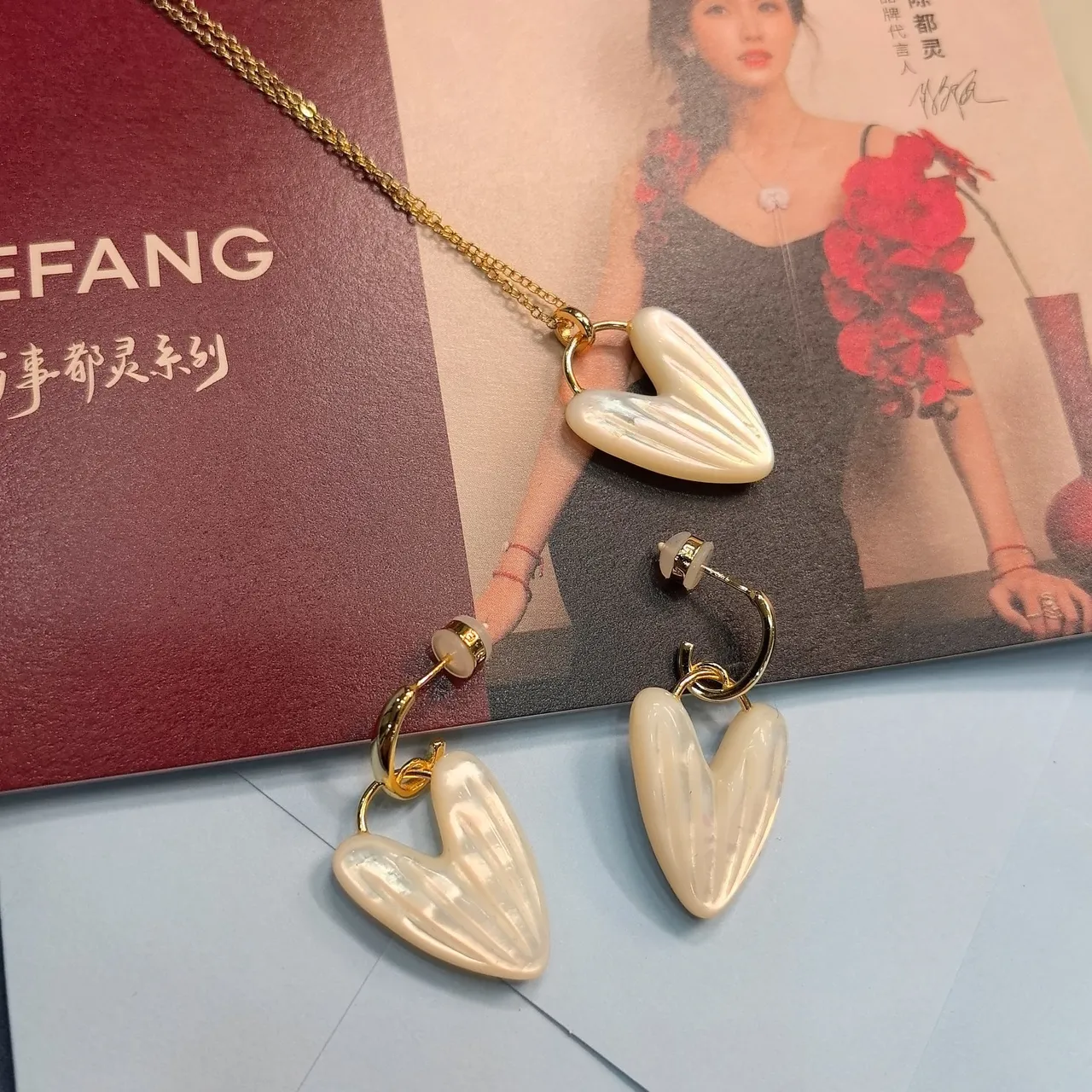 Boucles d'oreilles en forme de cœur beige doré irisé en forme de coquille 2