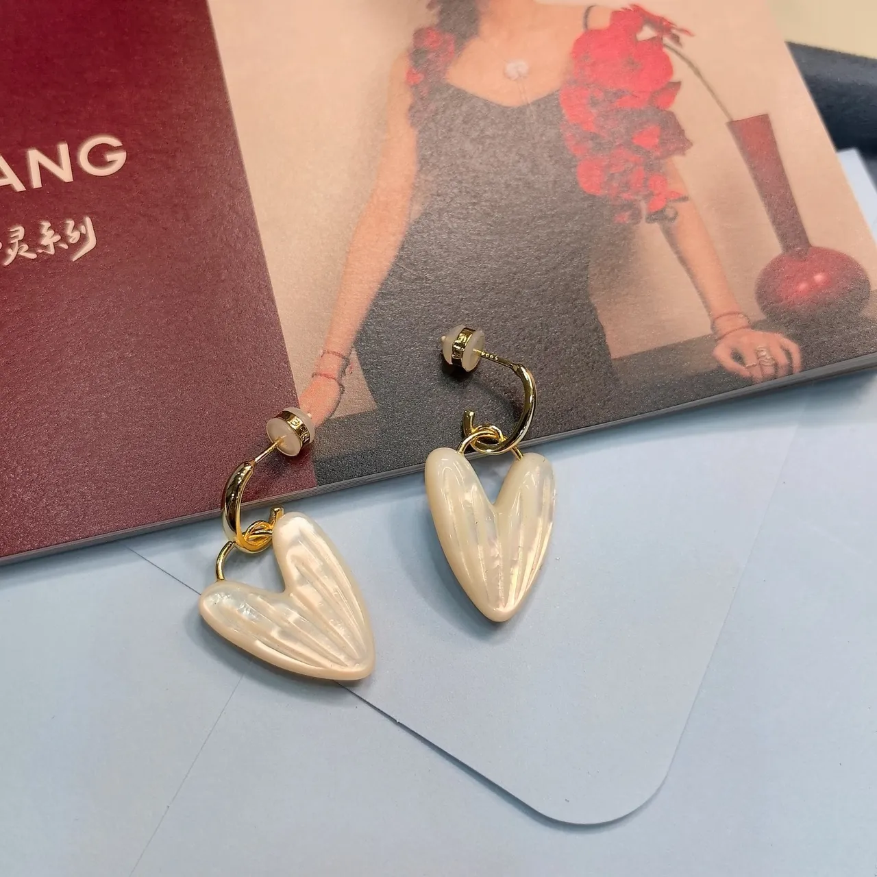 Boucles d'oreilles en forme de cœur beige doré irisé en forme de coquille 3