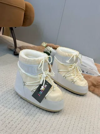 米白色保暖高帮前系带雪靴 2