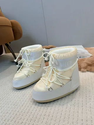 米白色保暖高帮前系带雪靴 8