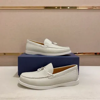 لوفر Moc-Toe من جلد مقصوص بلون بيج أبيض