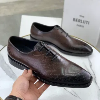 Berluti Marron Noir Gravé à la main Motif de Script Cuir Poli Chaussures Oxford