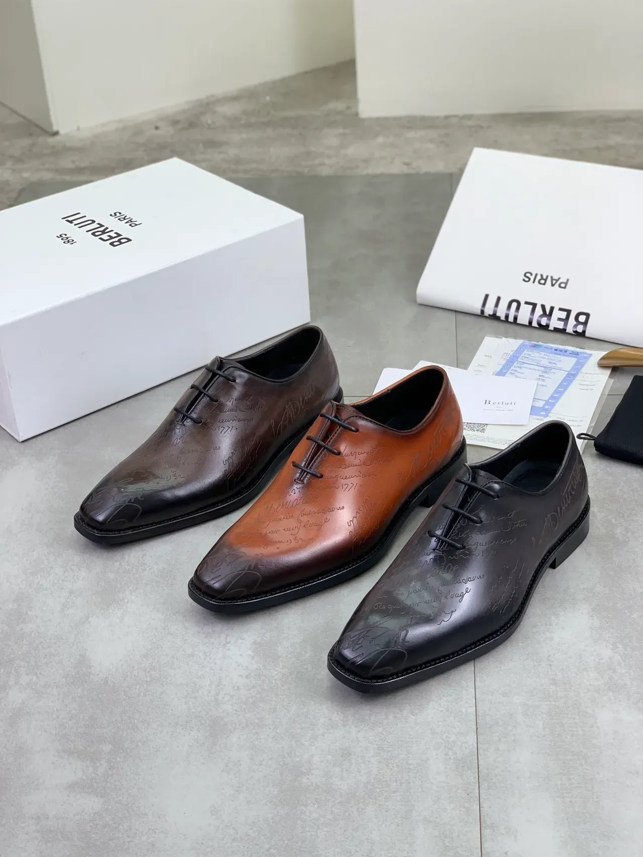 Berluti Marron Noir Gravé à la main Motif de Script Cuir Poli Chaussures Oxford 2