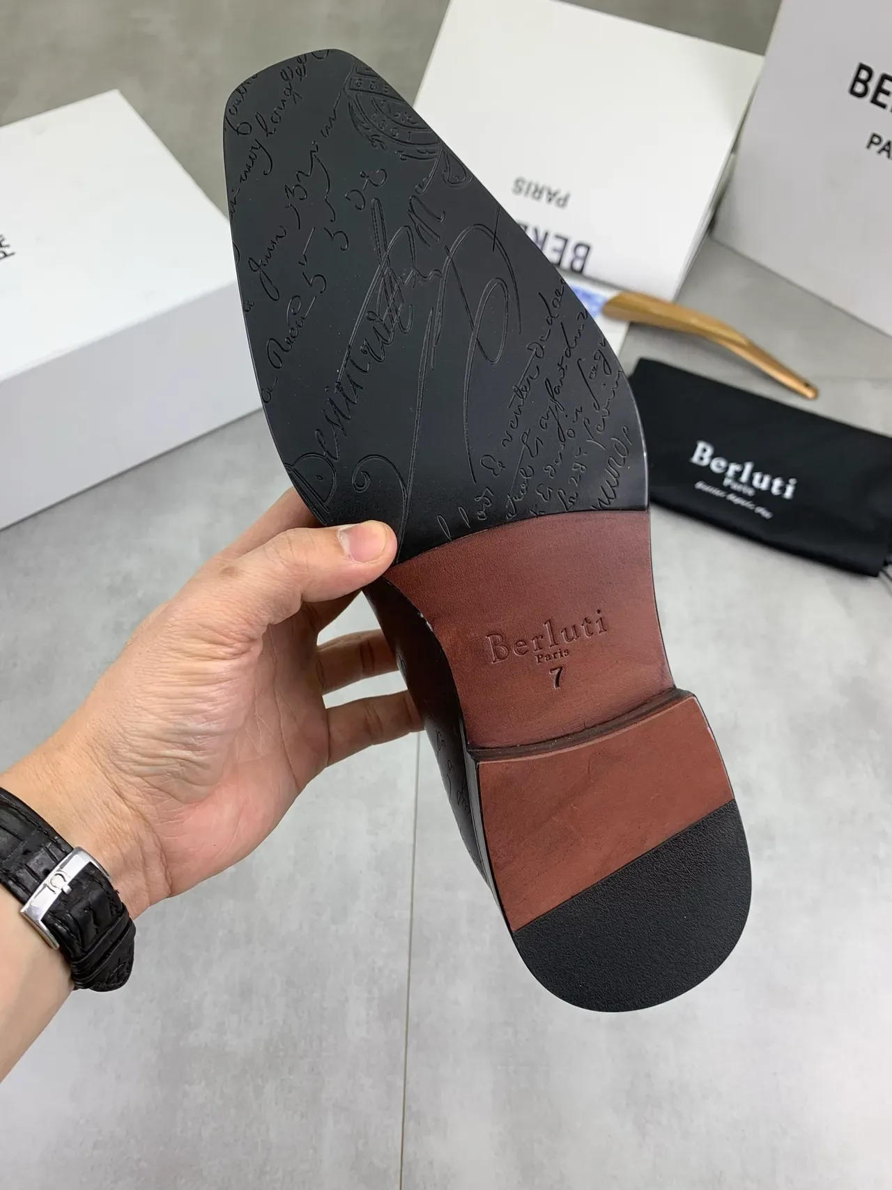 Berluti Marron Noir Gravé à la main Motif de Script Cuir Poli Chaussures Oxford 4