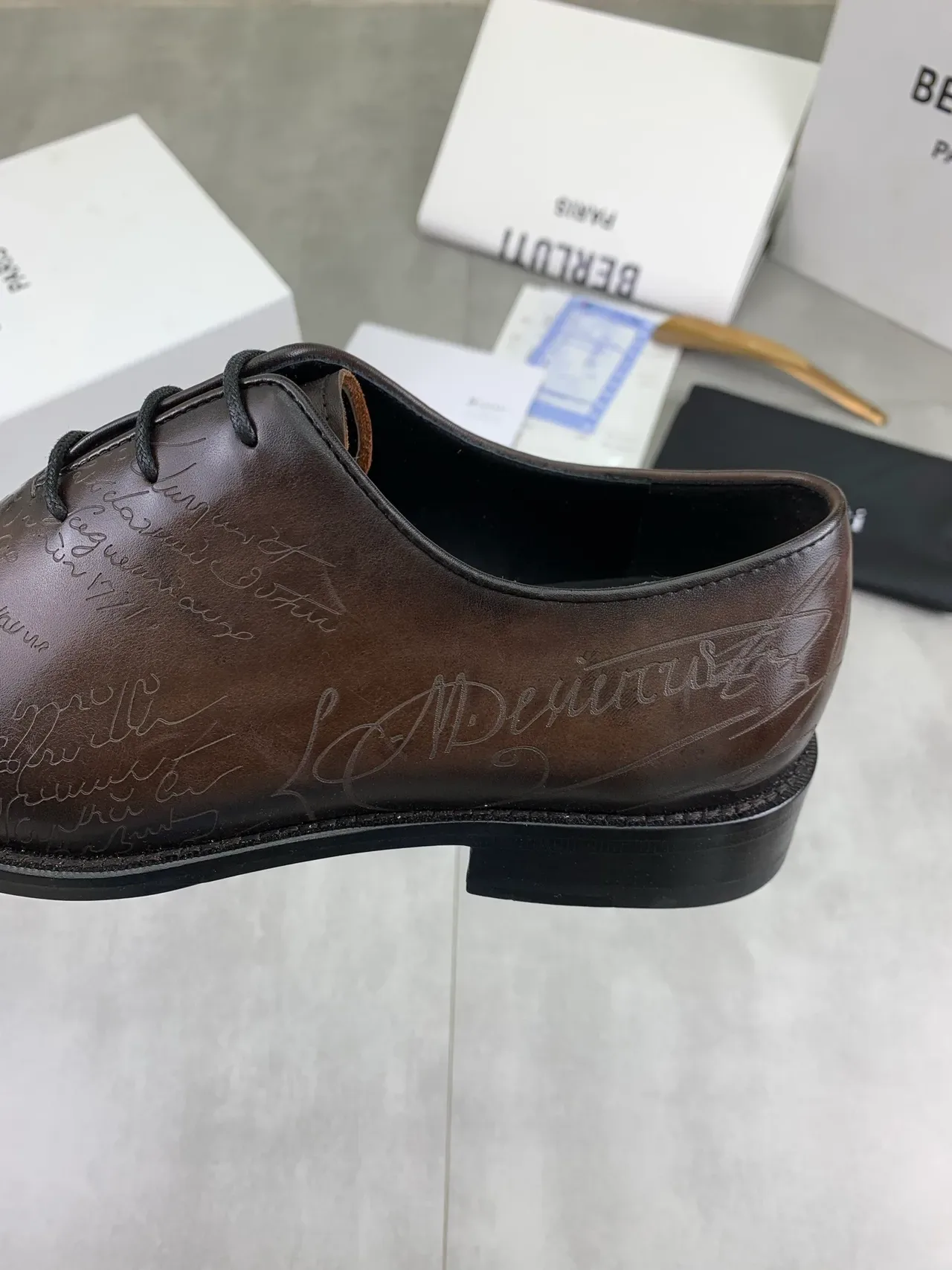 Berluti Marron Noir Gravé à la main Motif de Script Cuir Poli Chaussures Oxford 5