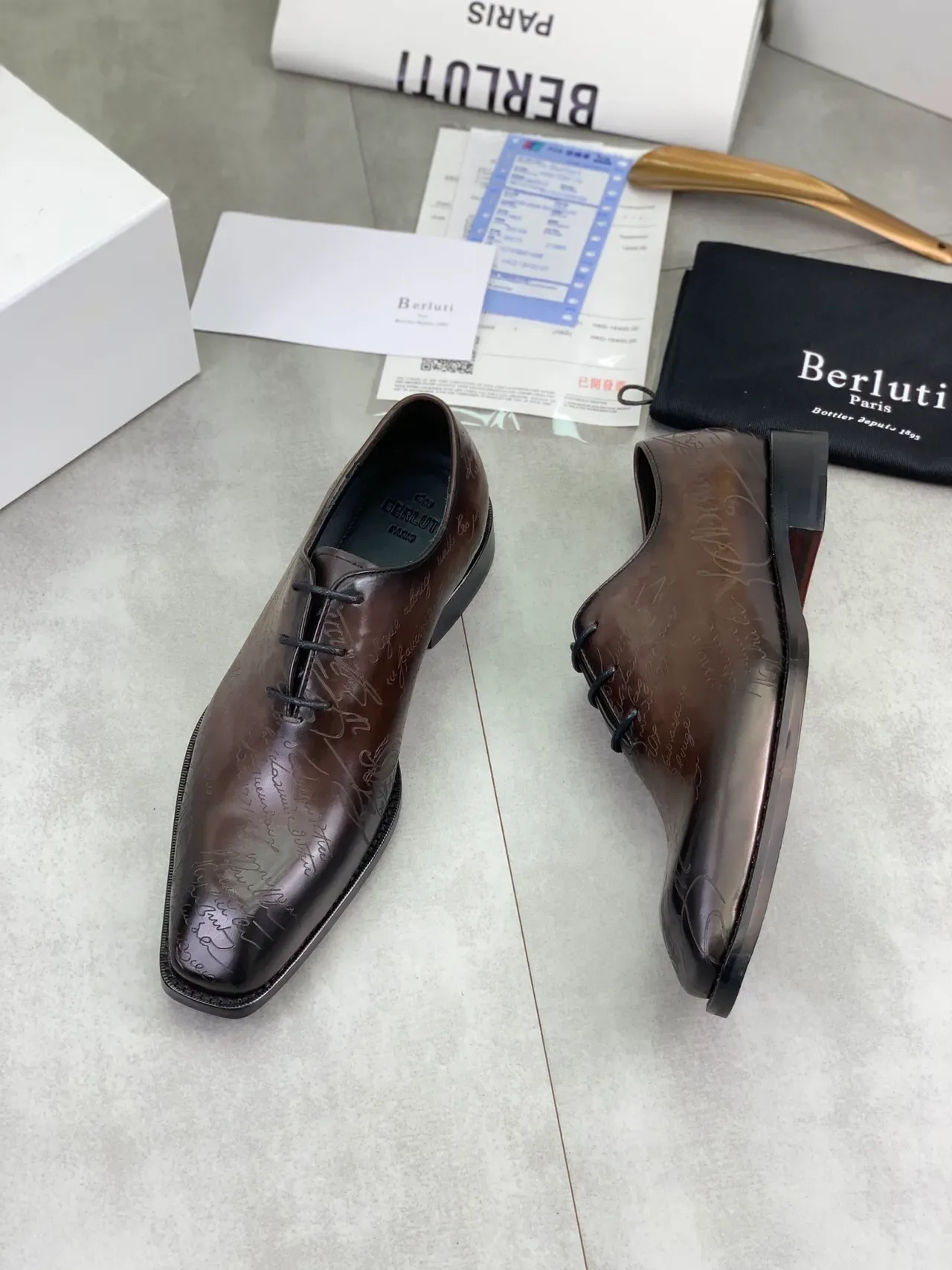 Berluti Marron Noir Gravé à la main Motif de Script Cuir Poli Chaussures Oxford 6
