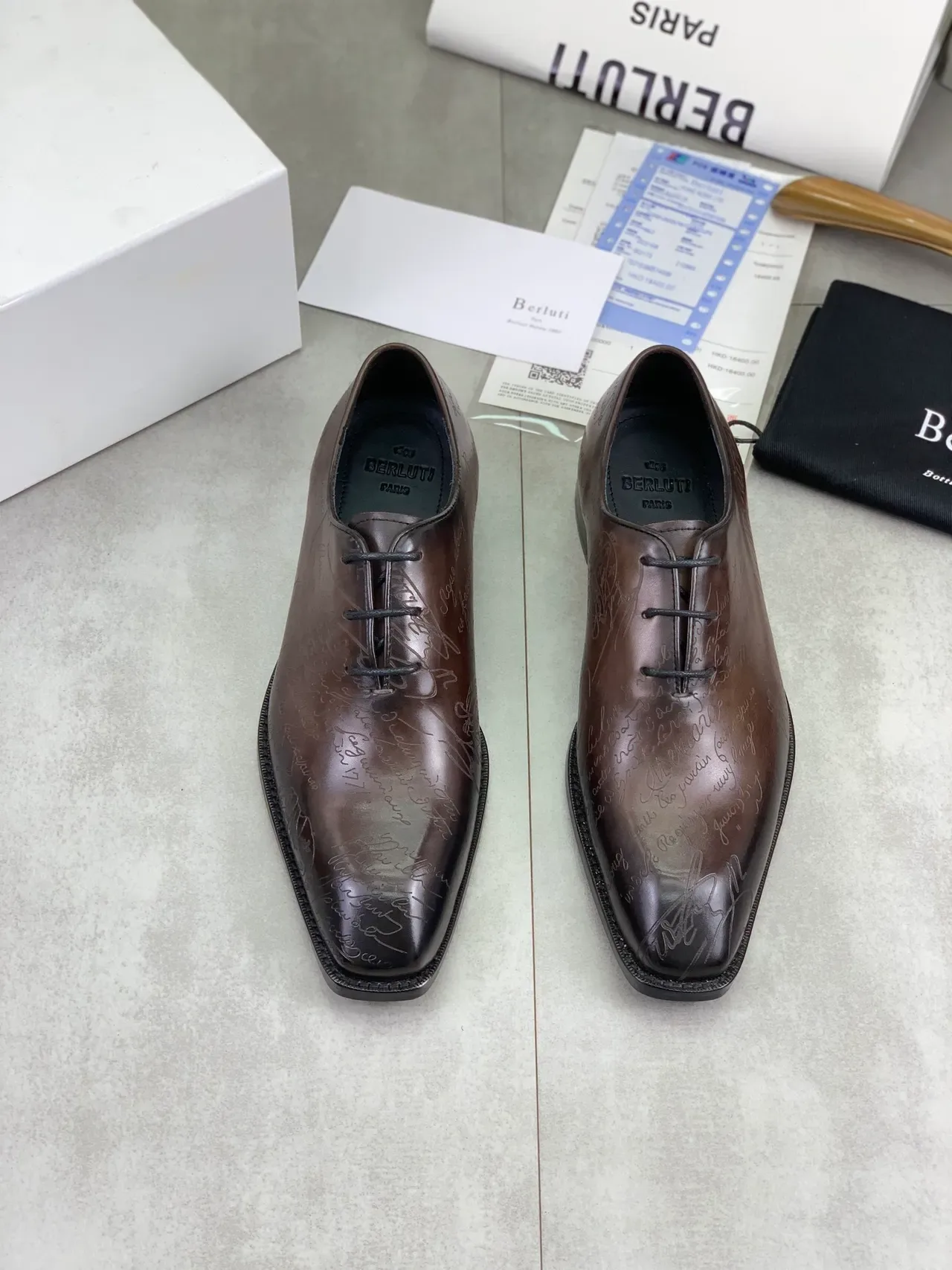 Berluti Marron Noir Gravé à la main Motif de Script Cuir Poli Chaussures Oxford 7