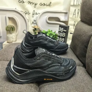 Zapatillas negras y plateadas sin cordones y de suela gruesa
