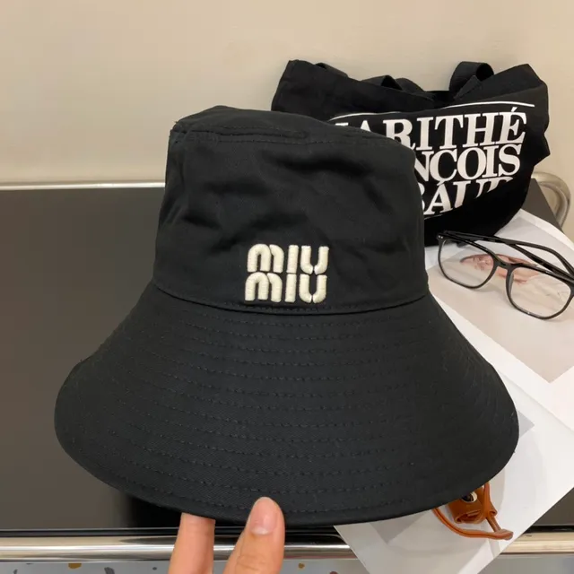 Sombrero de cubo negro con logo bordado y ala ancha 6