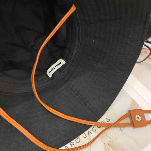 Sombrero de cubo negro con logo bordado y ala ancha 7