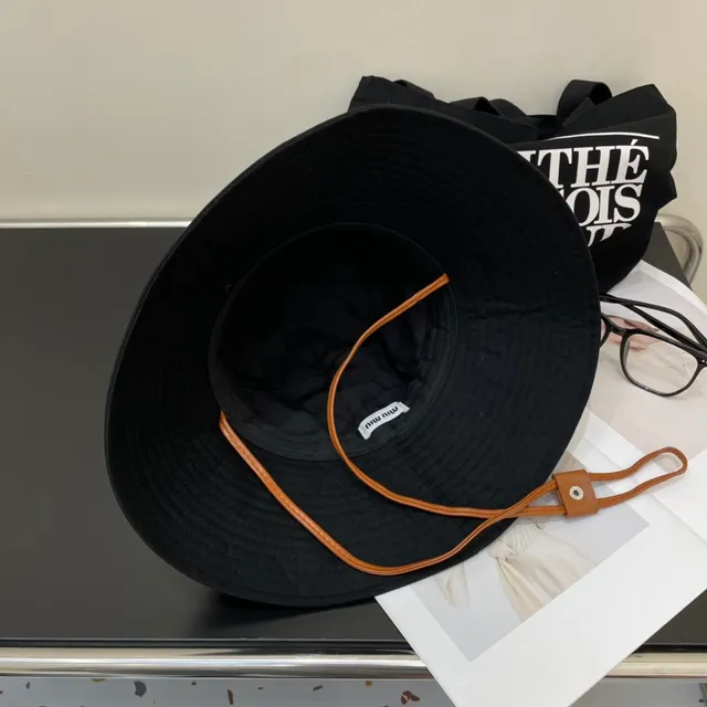 Sombrero de cubo negro con logo bordado y ala ancha 8
