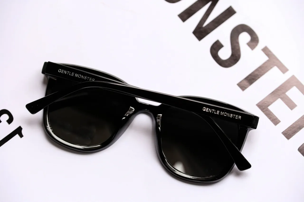 Black Glossy Shield-Style Sunglasses 3