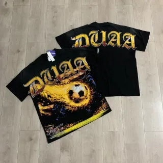 Camiseta oversized con estampado gráfico negro y dorado