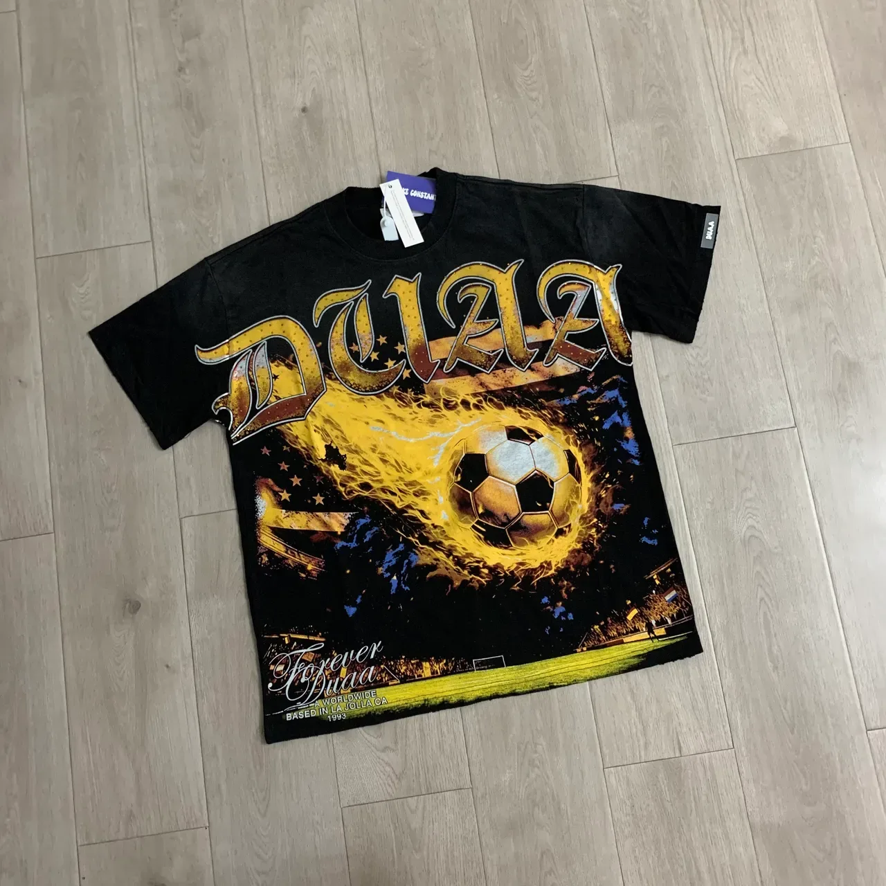 Camiseta oversized con estampado gráfico negro y dorado 5