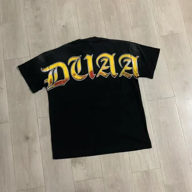 Camiseta oversized con estampado gráfico negro y dorado 6