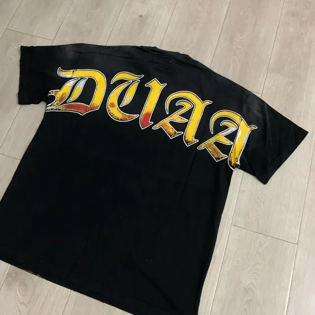 Camiseta oversized con estampado gráfico negro y dorado 7