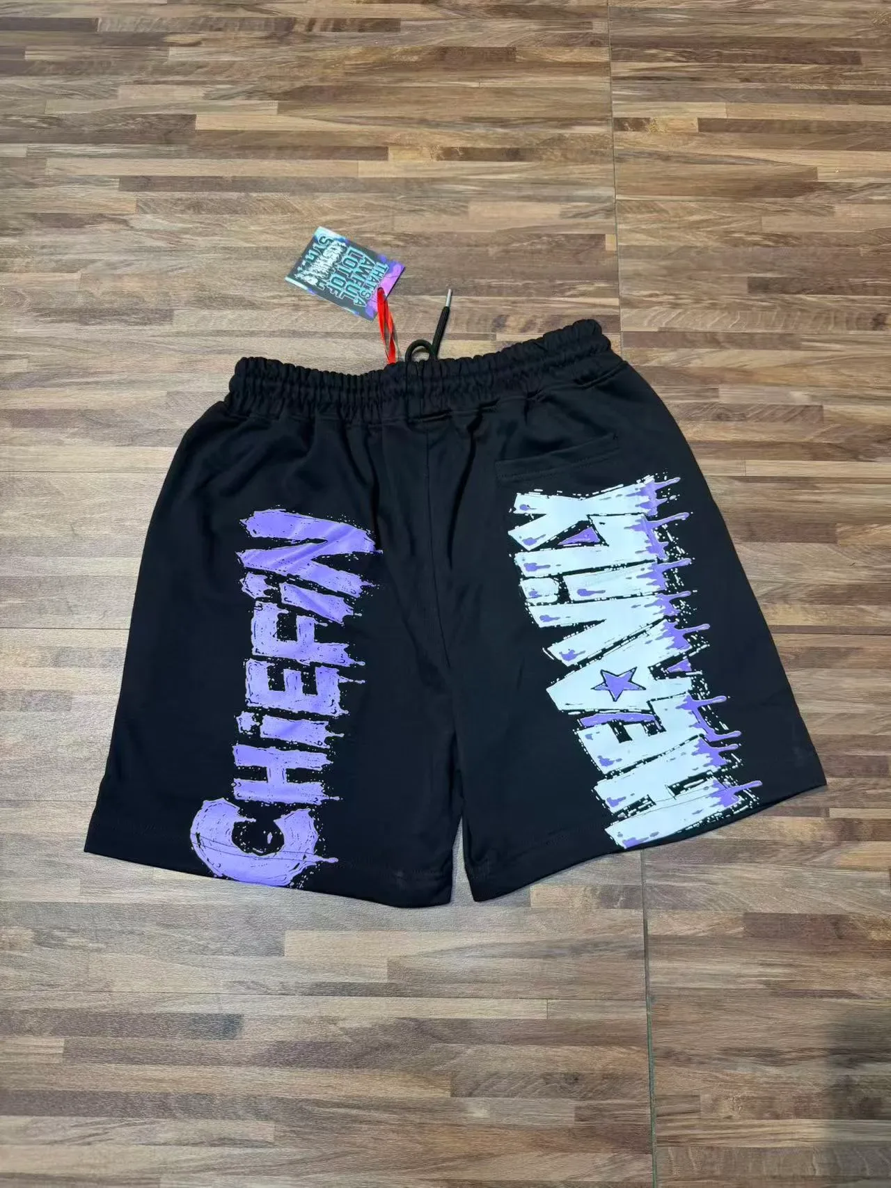 Shorts pretos com estampado gráfico e cintura elástica 2