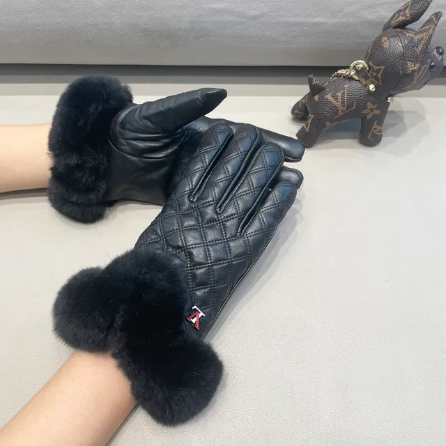 Gants en cuir noir et rouge matelassés avec ourlet de fourrure 3