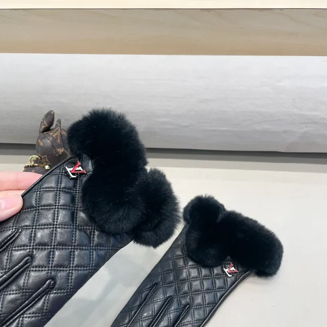 Gants en cuir noir et rouge matelassés avec ourlet de fourrure 6