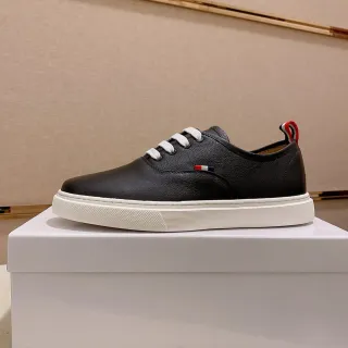 Sapatos casuais de couro preto e branco com sola rasa