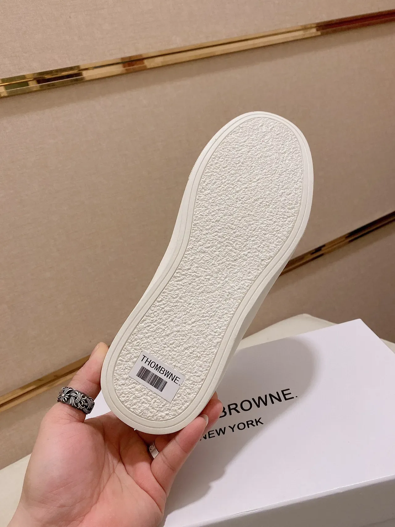 Sapatos casuais de couro preto e branco com sola rasa 2