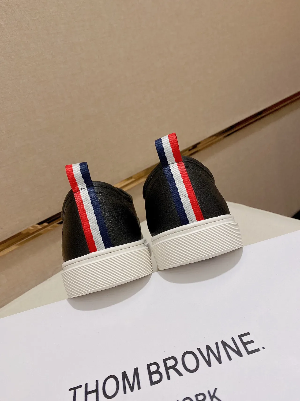 Sapatos casuais de couro preto e branco com sola rasa 3