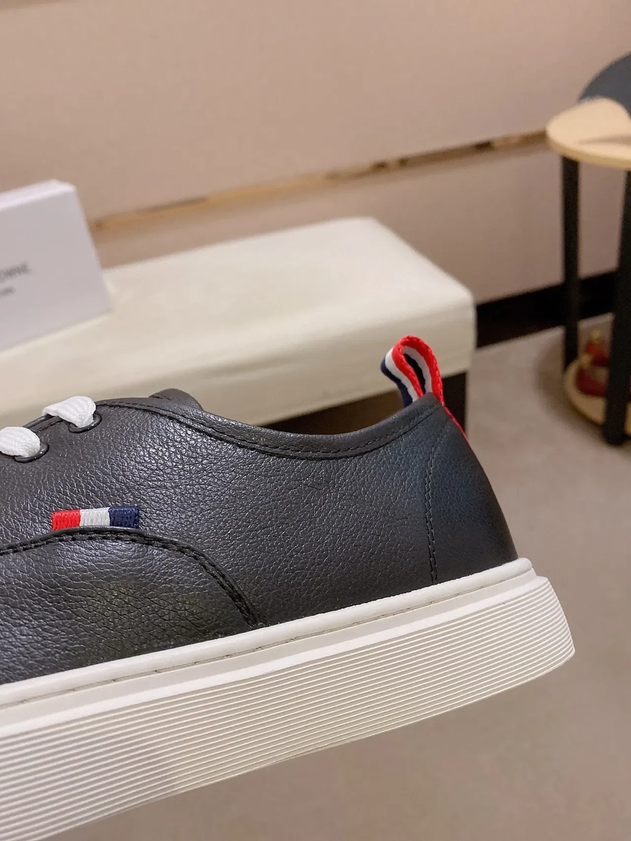 Sapatos casuais de couro preto e branco com sola rasa 4