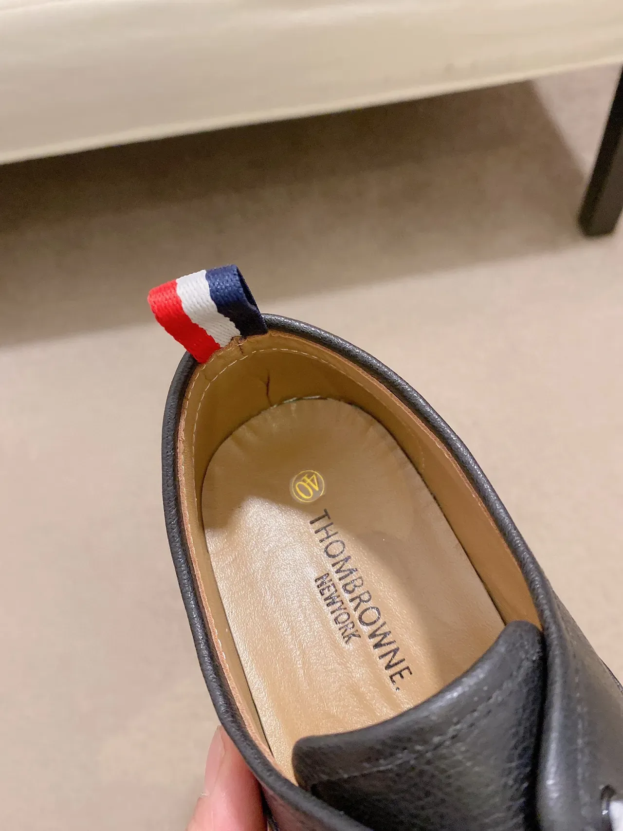Sapatos casuais de couro preto e branco com sola rasa 5