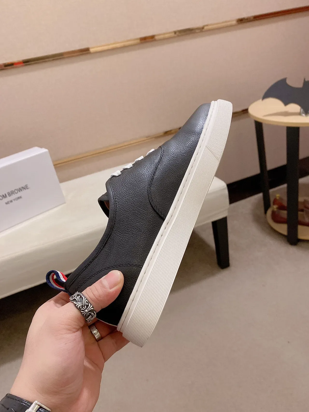 Sapatos casuais de couro preto e branco com sola rasa 6