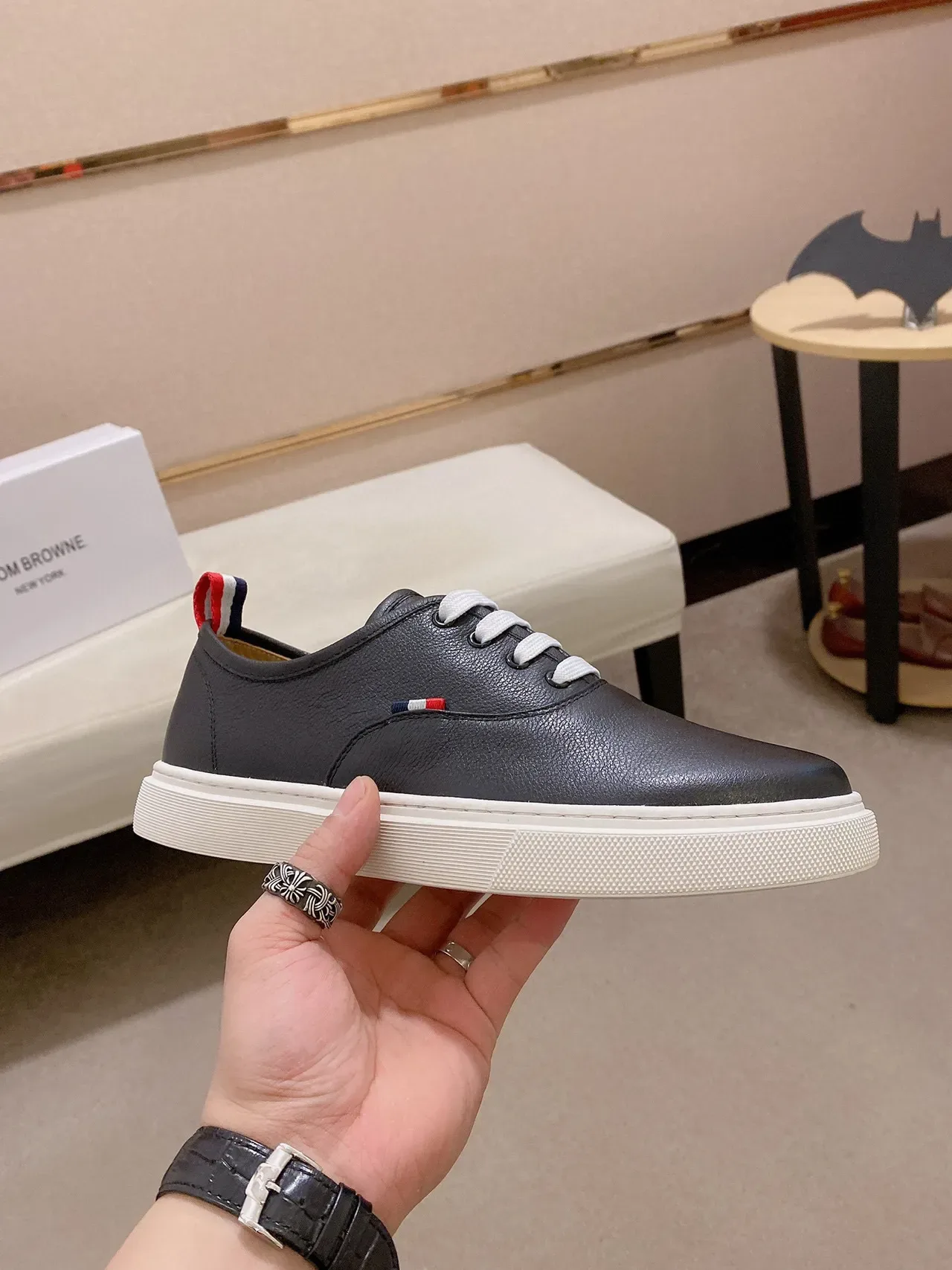 Sapatos casuais de couro preto e branco com sola rasa 7
