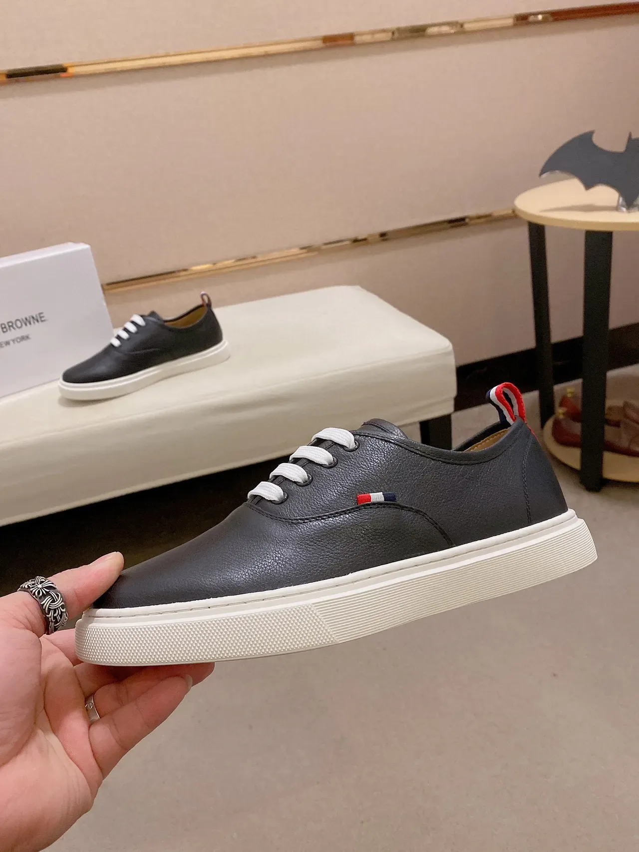 Sapatos casuais de couro preto e branco com sola rasa 8
