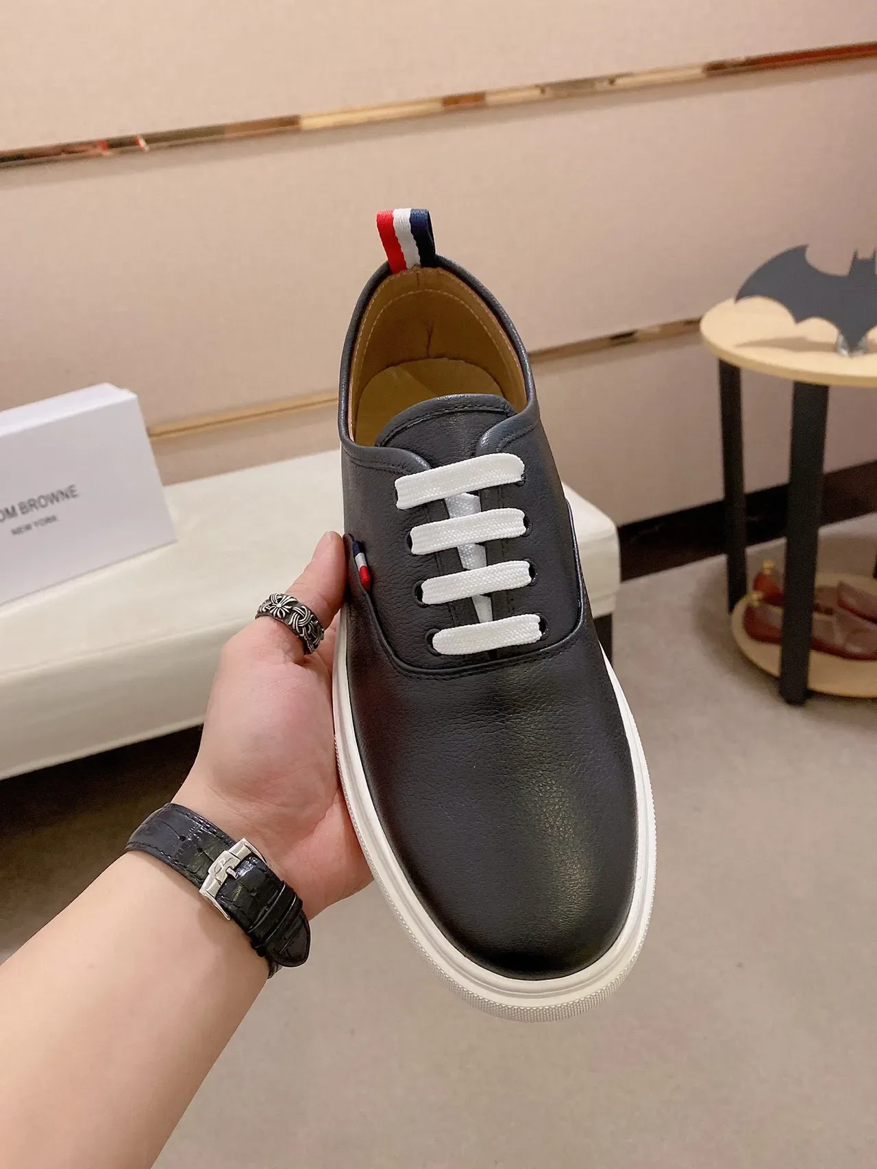 Sapatos casuais de couro preto e branco com sola rasa 9