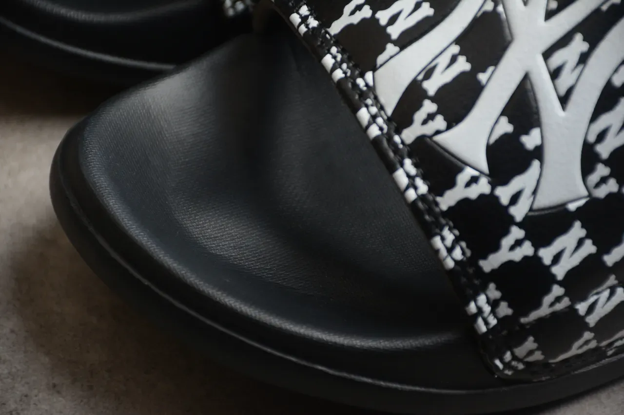 Zapatillas de Casa Negro Blanco Suela de Goma con Tirante Monogramado 7
