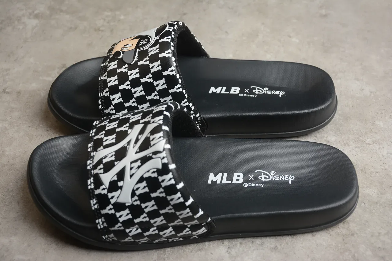 Zapatillas de Casa Negro Blanco Suela de Goma con Tirante Monogramado 8