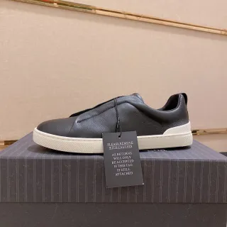 حذاء رياضي لايف ستايل أسود أبيض جلد علوي slip-on