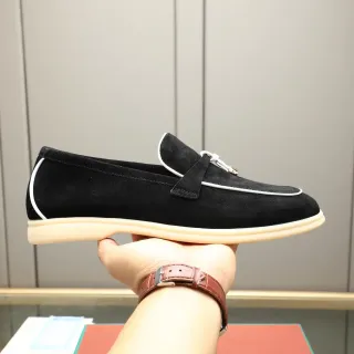 Loafer preto e branco de camurça com piping contrastante