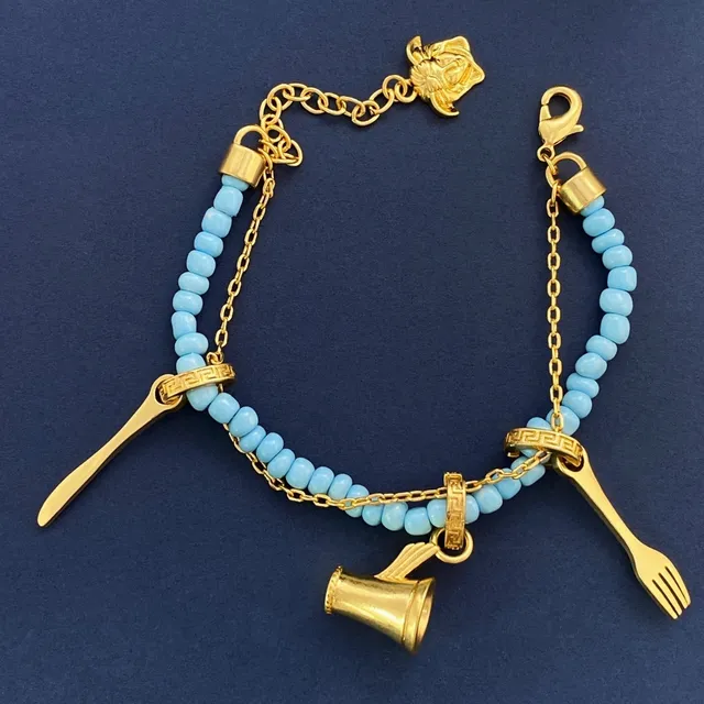 Pulseira azul e dourada adornada com contas e charms 2