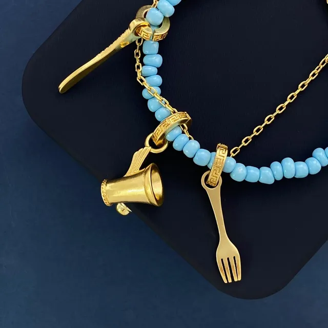 Pulseira azul e dourada adornada com contas e charms 3
