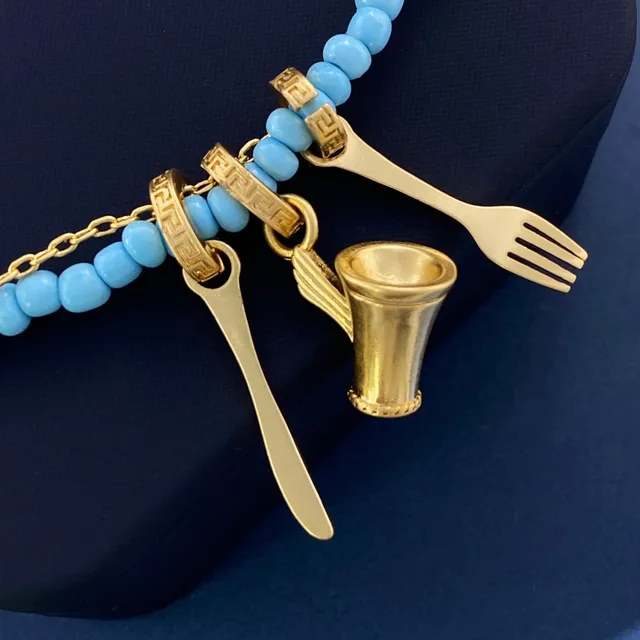 Pulseira azul e dourada adornada com contas e charms 6