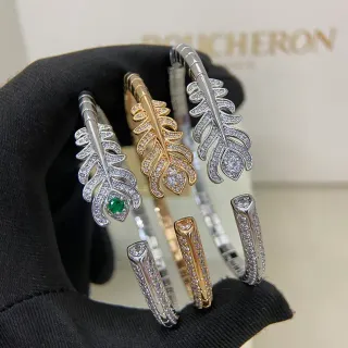 Boucheron 羽毛主题钻石和祖母绿开放手镯手链