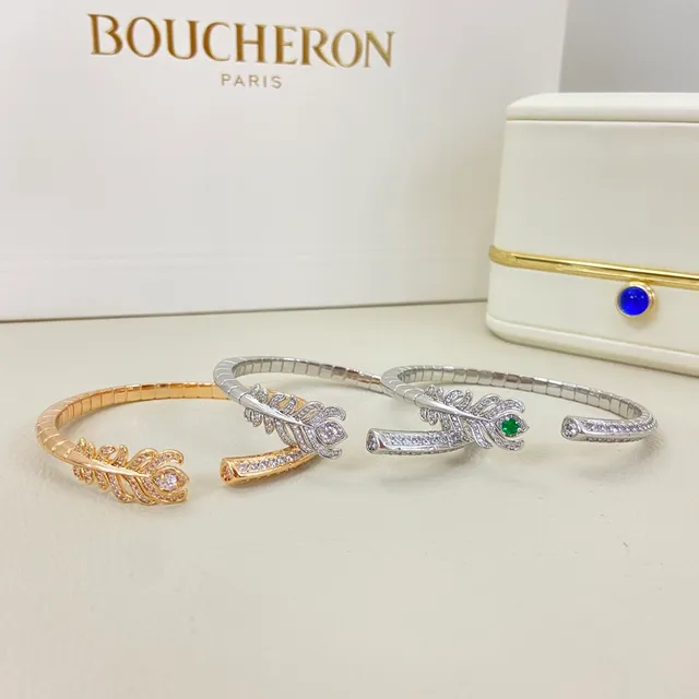 Boucheron Brazaletes Abiertos con Motivo de Pluma de Diamante y Esmeralda 2