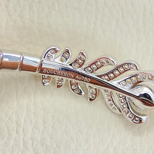 Boucheron Brazaletes Abiertos con Motivo de Pluma de Diamante y Esmeralda 3