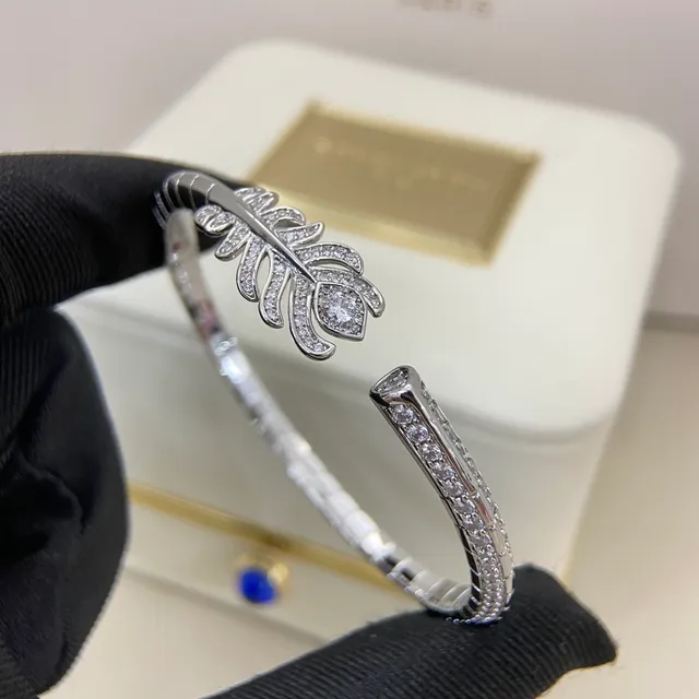 Boucheron Brazaletes Abiertos con Motivo de Pluma de Diamante y Esmeralda 4